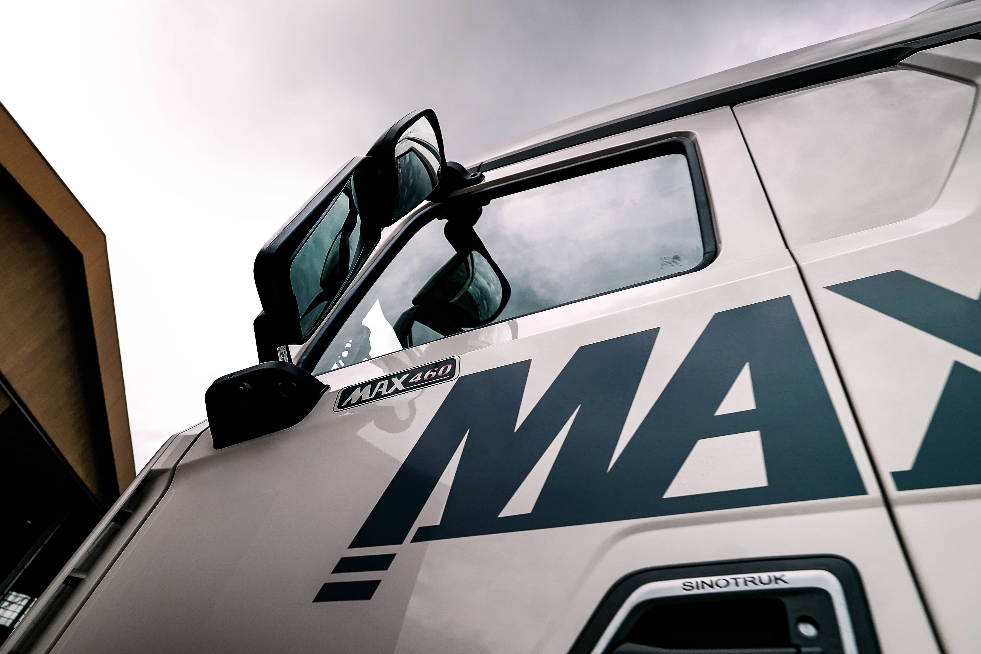 HOWO-MAX 6x4 tractor (1)